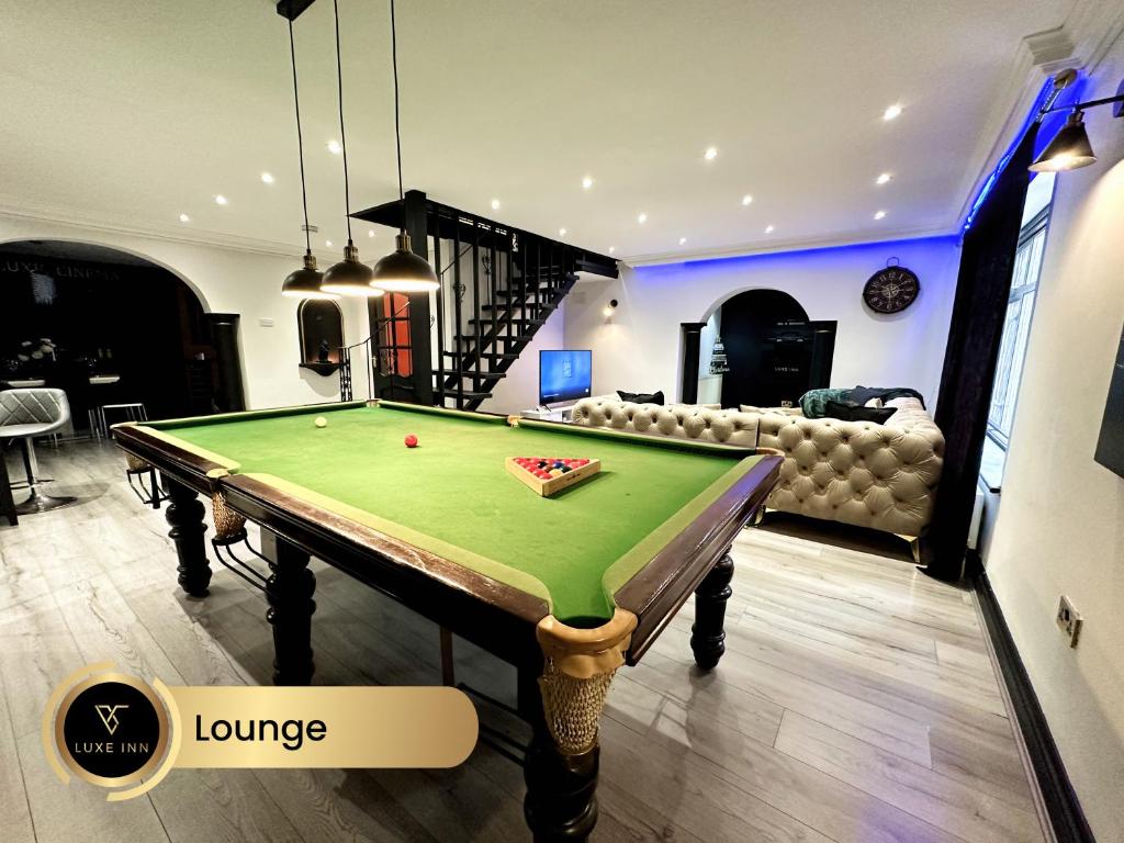 科恩布鲁克4 Bedroom House, Heathrow Airport, Luxe Inn的客厅配有台球桌和沙发