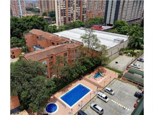 麦德林Apartamento MEDELLIN的享有带游泳池的建筑的空中景致