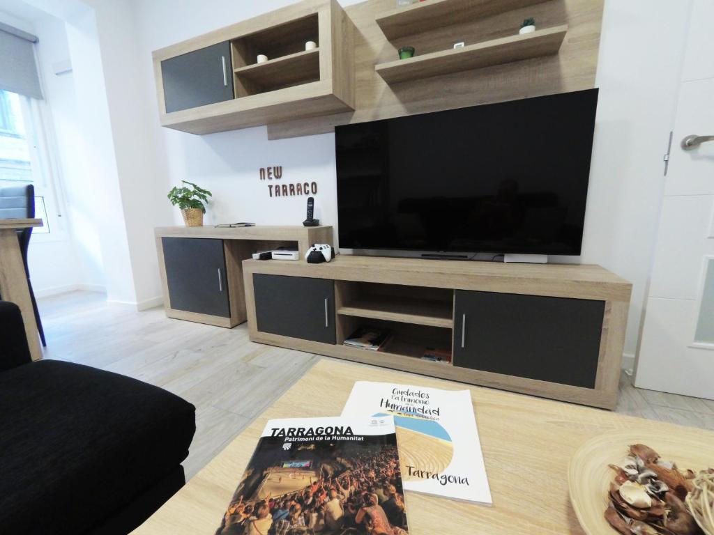 塔拉戈纳Apartamento New Tarraco的客厅配有电视和书本
