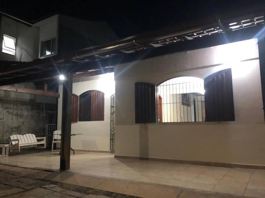 瓜拉派瑞Casa em Guarapari - Airbnb do capitão Jefferson的客房设有带窗户和桌子的墙壁。