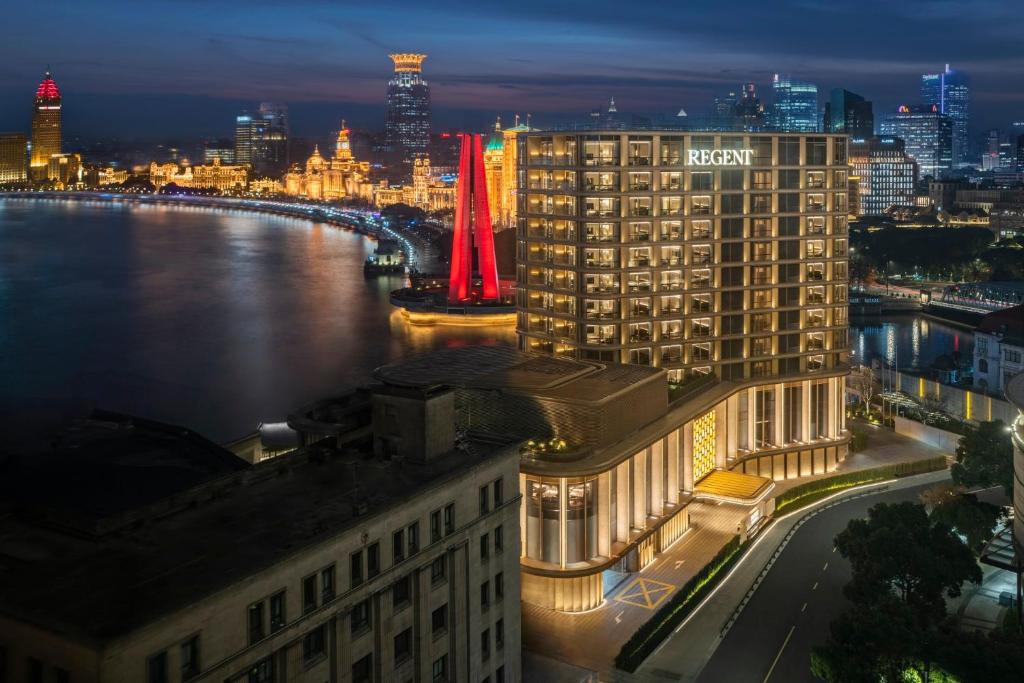 上海上海海鸥丽晶酒店的享有酒店和河流的夜间景色