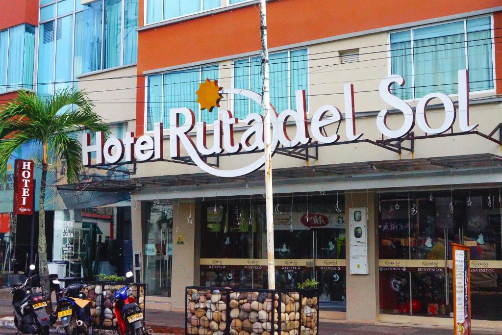 巴兰卡韦梅哈HOTEL RUTA DEL SOL的大楼一侧的酒店检索标志