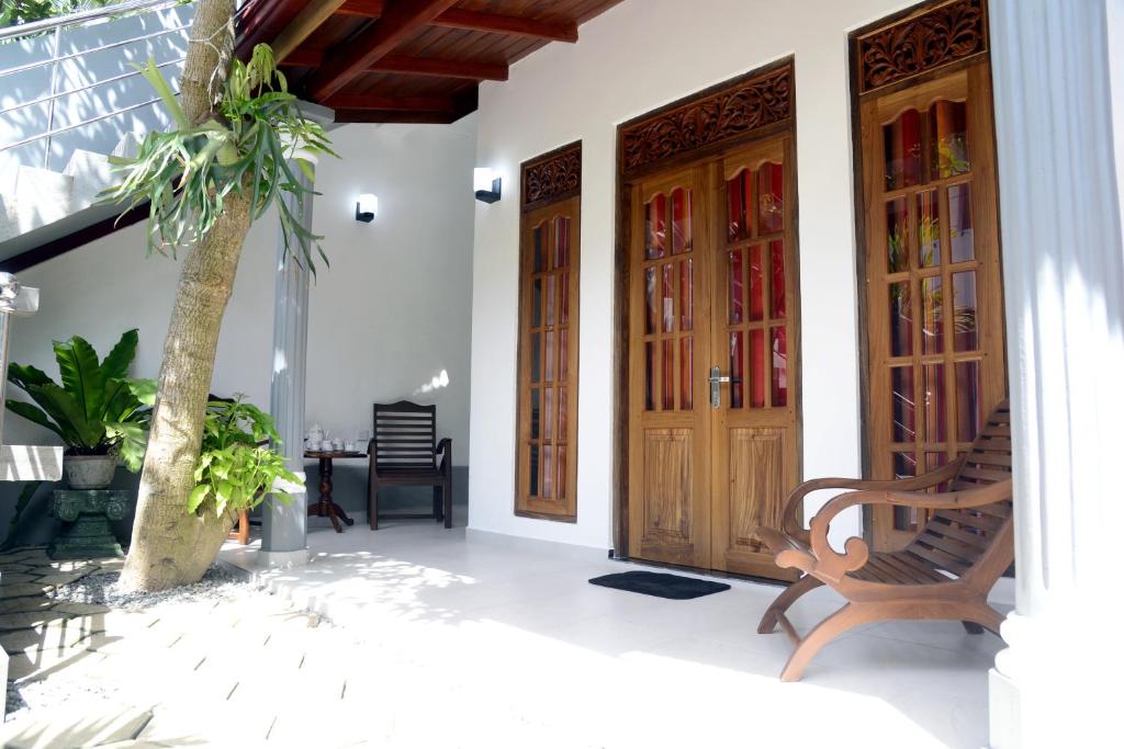 本托塔阿玉旅馆的两扇木门和棕榈树的房子