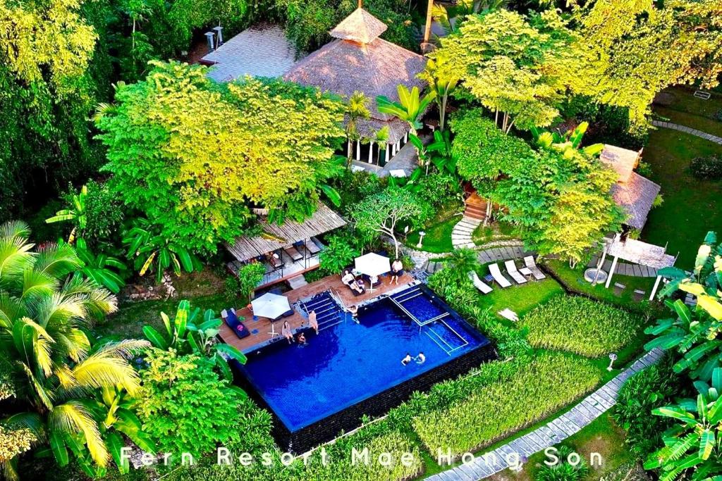 湄宏颂湄宏顺弗恩度假酒店的享有带游泳池的房屋的空中景致