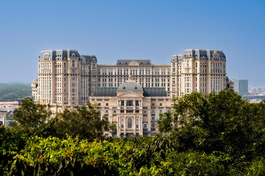 澳门Grand Lisboa Palace Macau的一座大型白色建筑,有两个大塔