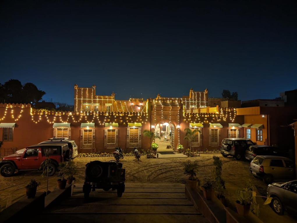 比卡内尔Cavalry Villa bikaner的一座晚上点亮的建筑,灯火通明