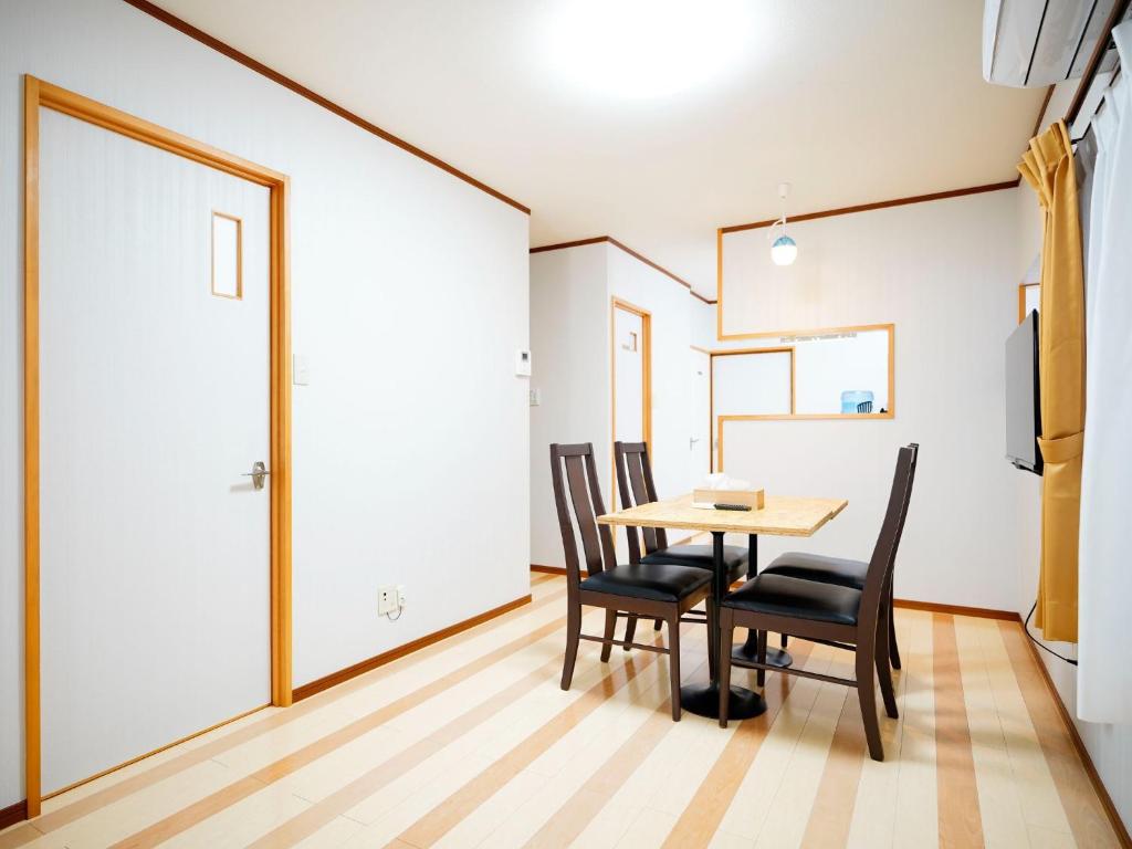 那霸Mcity in Maejima - Vacation STAY 54941v的一间带桌椅的用餐室