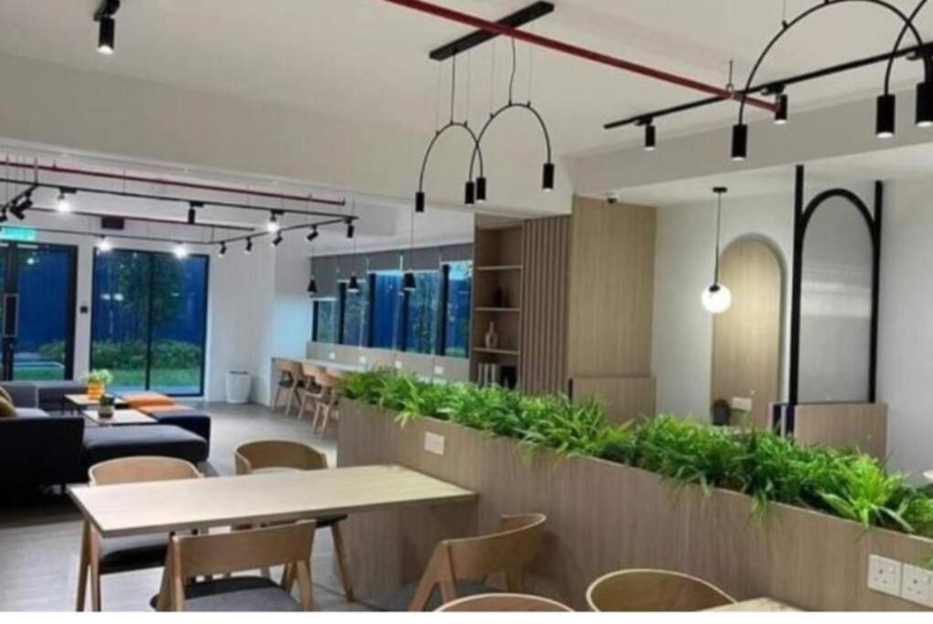 雪邦Sini Stay Horizon Suites KLIA (Blue Room)的用餐室配有桌椅和植物