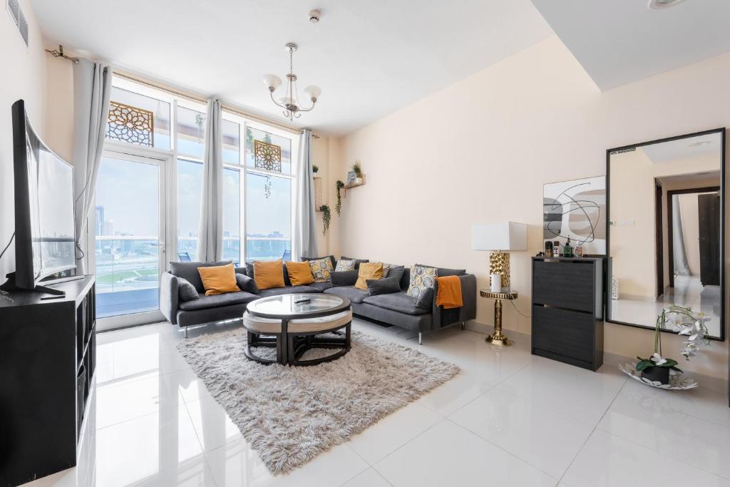 迪拜Great Gatsby's Home的客厅配有沙发和桌子