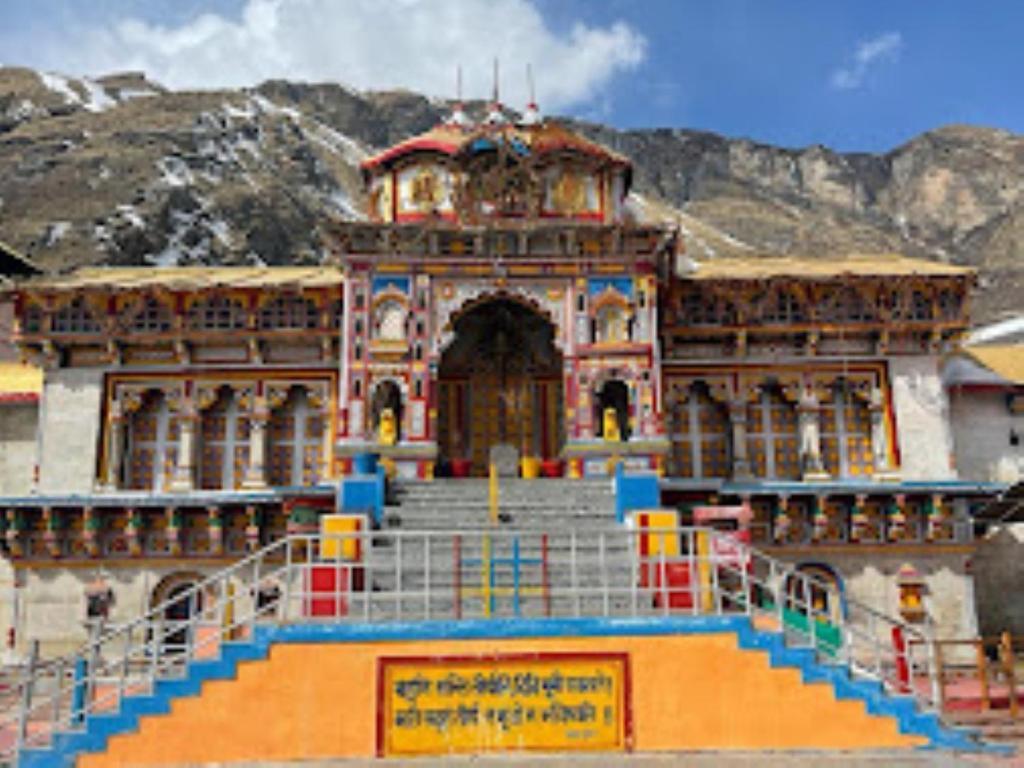 巴德里纳特Hotel Badrinath Anant Badrinath的前方设有楼梯的大型建筑