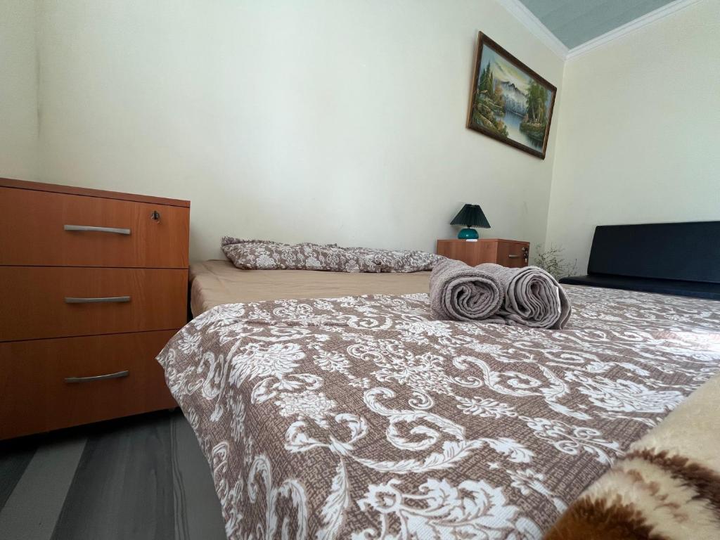 塞凡Bedroom Lake Sevan Hostel的一间卧室配有一张床和一个梳妆台