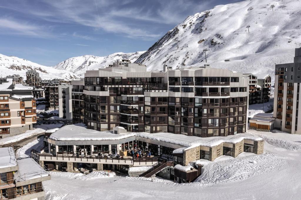 蒂涅Belambra Clubs Tignes Val Claret的山前雪中建筑物