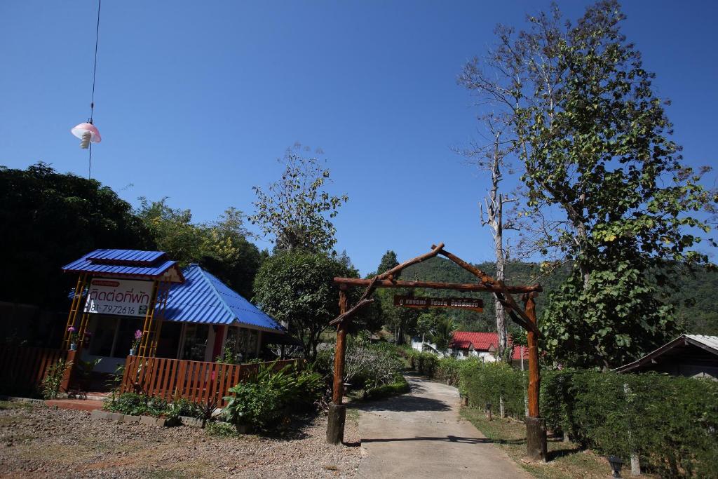 湄宏颂普桥姆延度假村的花园,花园设有通往大楼的路径