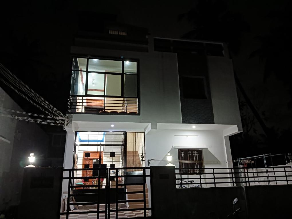 蓬蒂切里Rose Villa Pondicherry的一座建筑,上面有两扇窗户,晚上