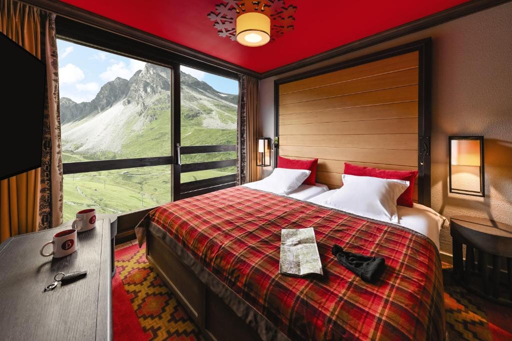 蒂涅Belambra Clubs Tignes Val Claret的一间卧室设有一张大床和一个大窗户