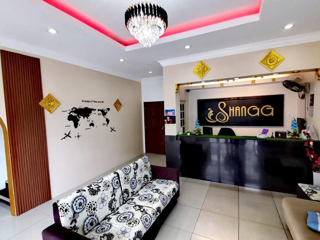 怡保Shangg INN的一间配有沙发和墙上标志的商店