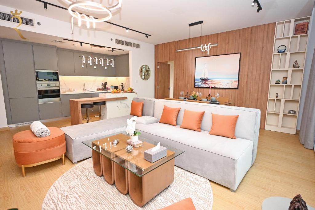 阿布扎比Sandy 1BR Soul Beach Mamsha Al Saadiyat Island的客厅配有白色的沙发和桌子