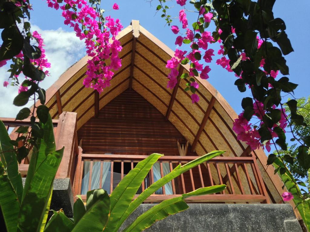 吉利特拉旺安鲁玛卡哈亚旅馆的前庭上一棵树屋,有粉红色的花