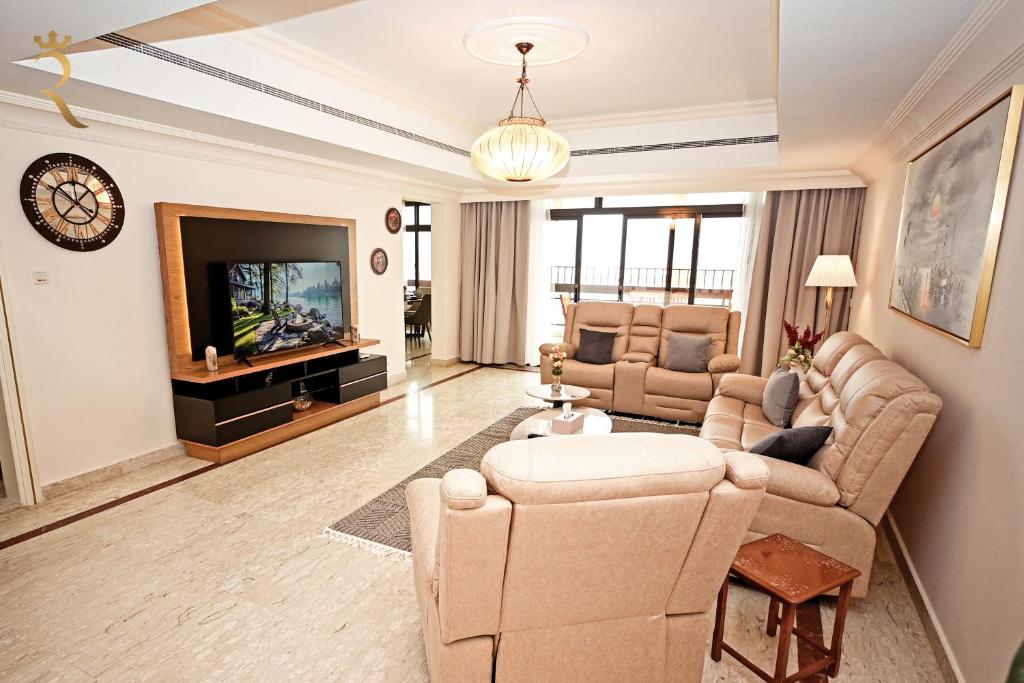 阿布扎比Beach bliss 3BR apartment Corniche的带沙发和电视的客厅