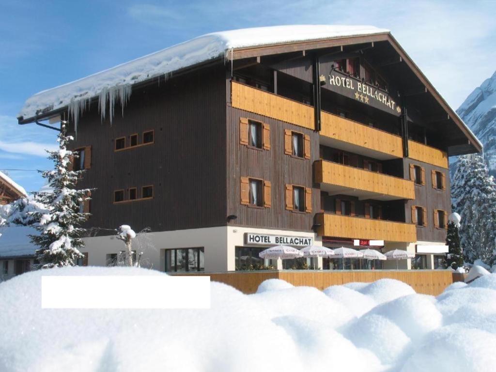拉克吕萨贝拉查酒店的前面有雪的建筑