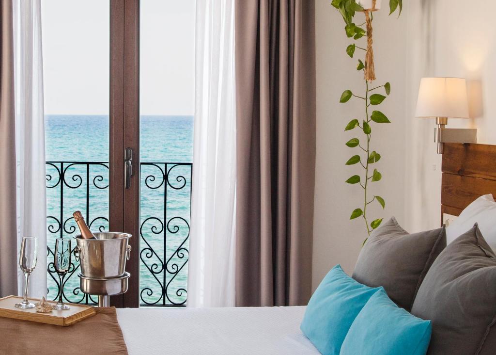 阿尔啼Hostal Boutique Casa del Mar Altea的一间卧室配有一张床,享有海景