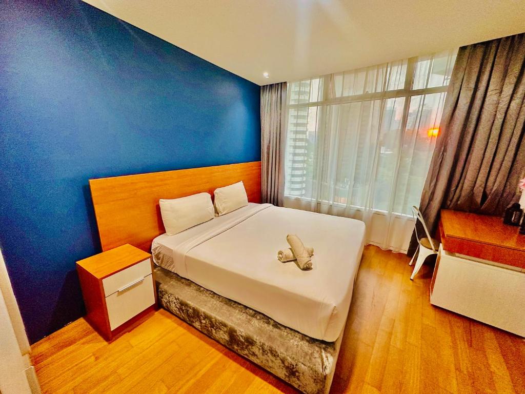 吉隆坡near klcc vortex suites by PLUS POIN的一间卧室,床上有泰迪熊