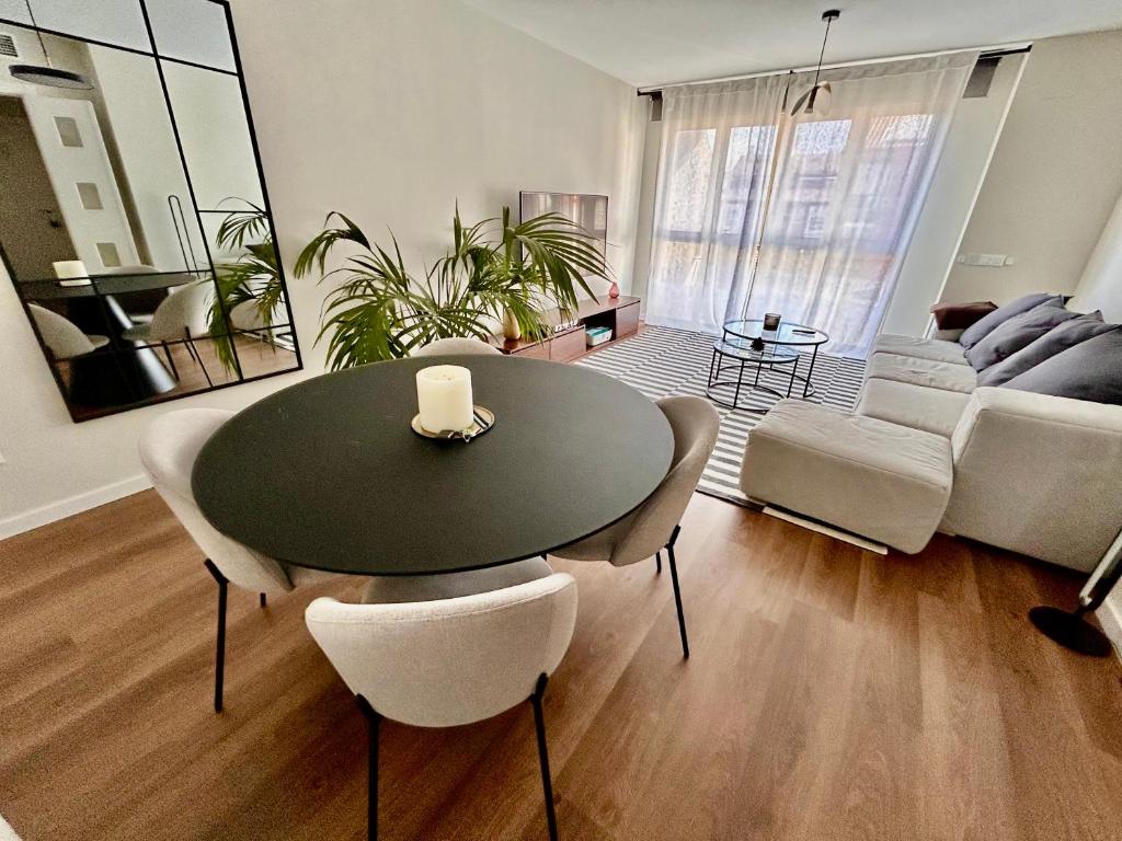 马德里Moderno apartamento inteligente的客厅配有桌椅和沙发