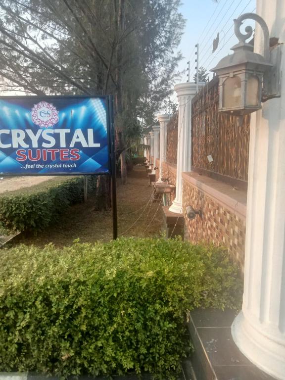 阿库雷CRYSTAL SUITES的房屋前的标志