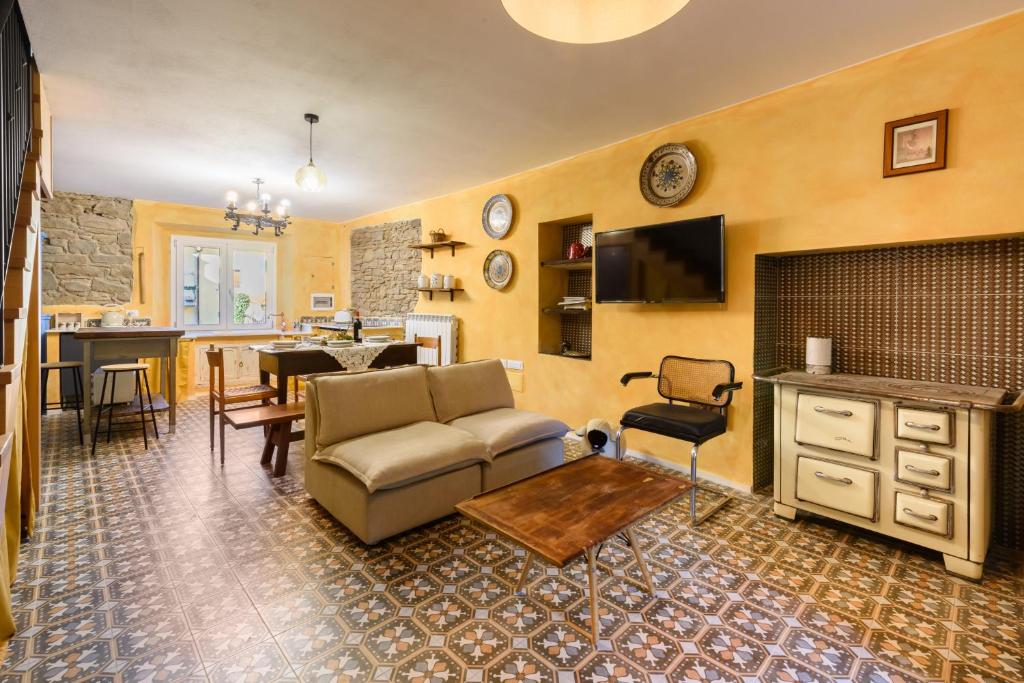 维迪奇亚蒂科Suite il Corno的客厅配有沙发和桌子