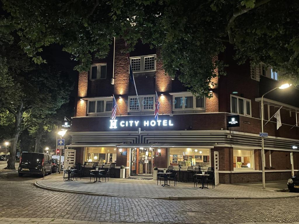 贝亨奥普佐姆City Hotel Bergen op Zoom的城市街道上夜夜色酒店