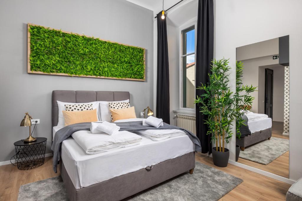 里耶卡Molo Longo - Downtown Apartments的一间卧室设有一张床和绿色的墙壁