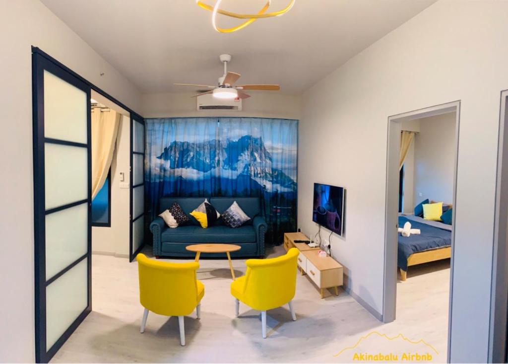 哥打京那巴鲁JQ Citypads by Golden Stay的客厅配有黄色椅子和沙发