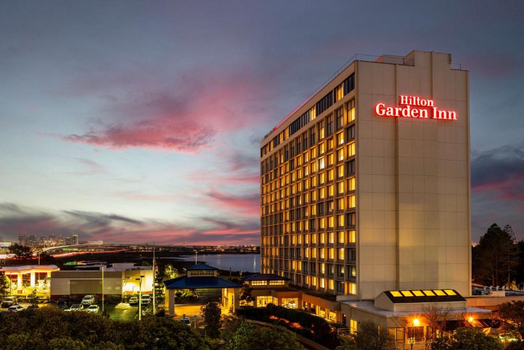 埃默里维尔旧金山/奥克兰湾大桥希尔顿花园旅馆的带有酒店花园旅馆读取标志的酒店