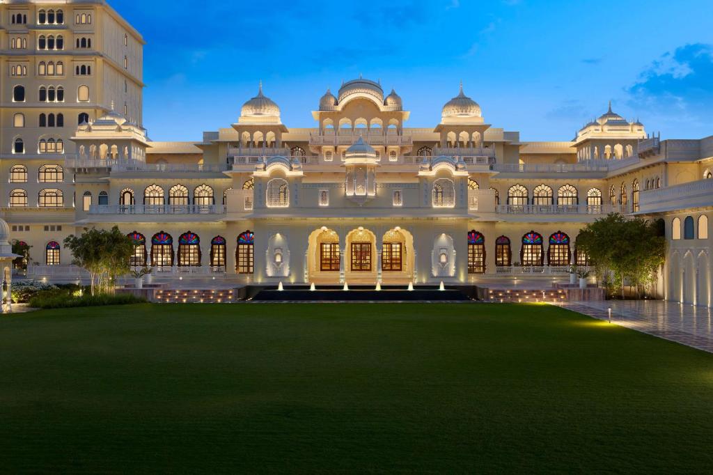 斋浦尔Hyatt Regency Jaipur Mansarovar的前面有大草坪的大建筑