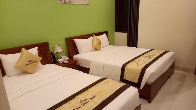 Plei Brel (2)Khách sạn Khải Hoàn的绿墙客房内的两张床
