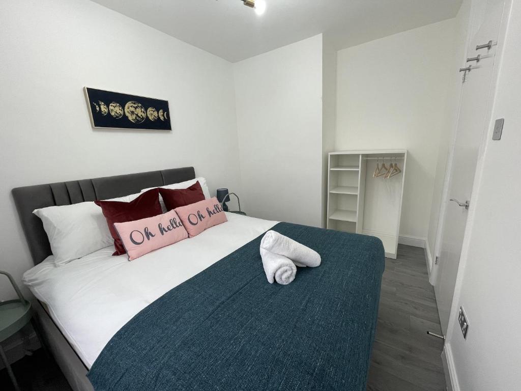伦敦Deluxe Apartment - Next to Kings Cross - Eurostar & Euston Station的一间卧室配有一张带枕头的床