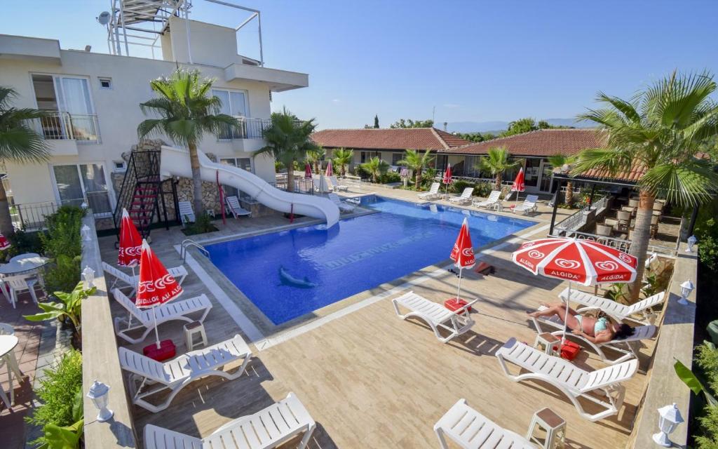 基兹洛特Esmeralda Butik Hotel的度假村游泳池的图片
