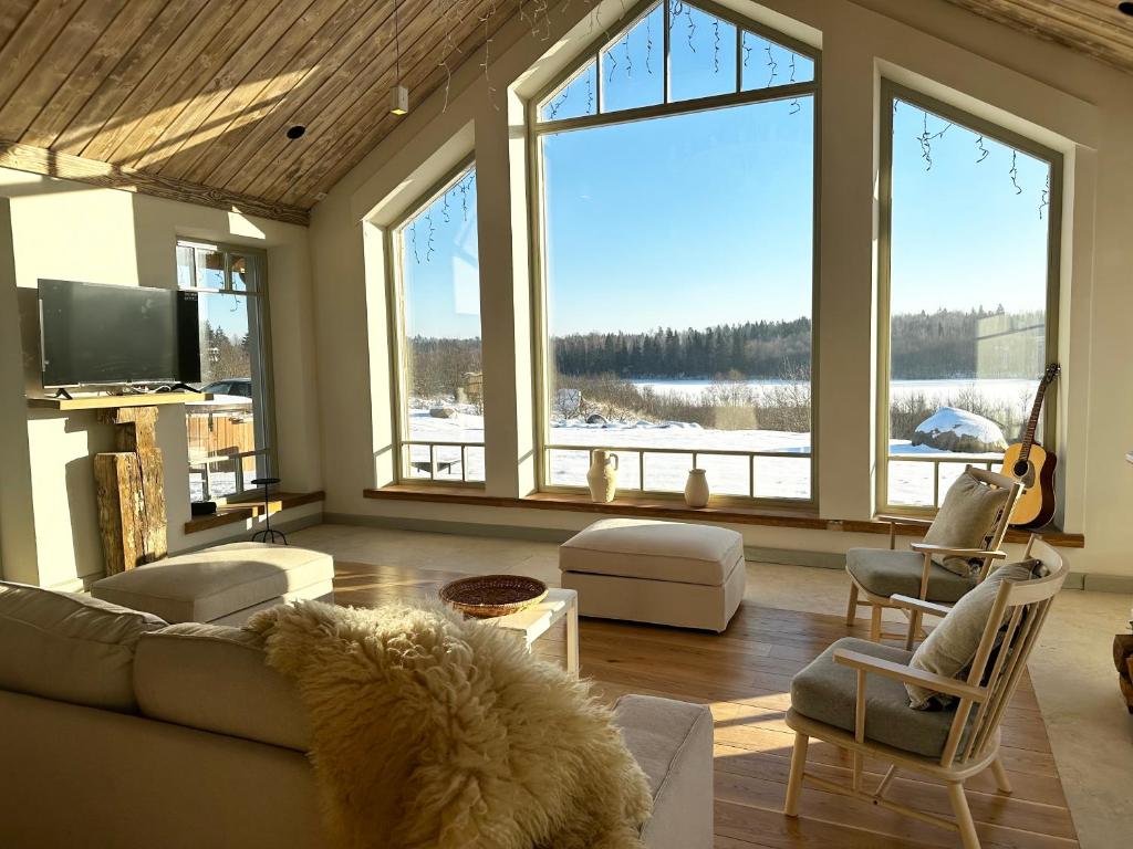 SemeliškėsDabintos slėnis的带沙发的客厅和部分窗户。