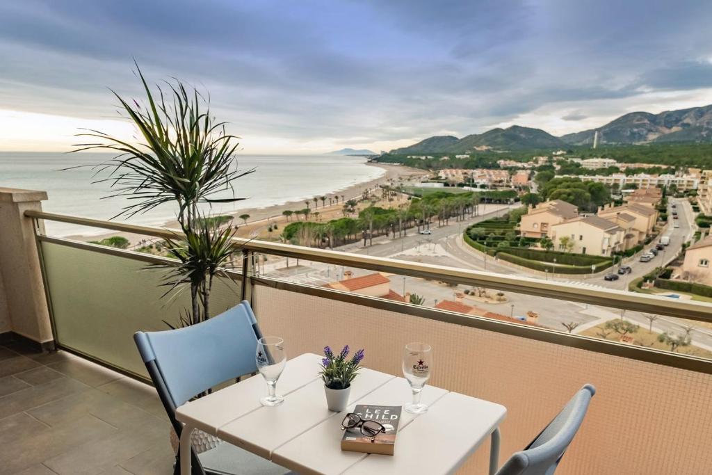 霍斯皮塔勒·德尔英福Apartamento con terraza, vistas playa y montaña的一张桌子和椅子,享有海景