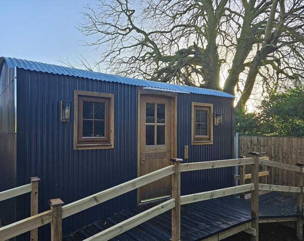 斯伯丁Rectory Roost的蓝色的小房子,设有木甲板