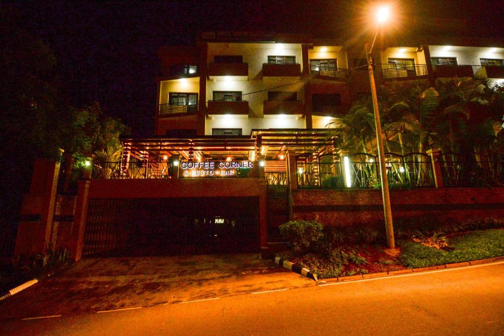 基加利Hill View Hotel Kiyovu的夜间用街灯点亮的建筑物