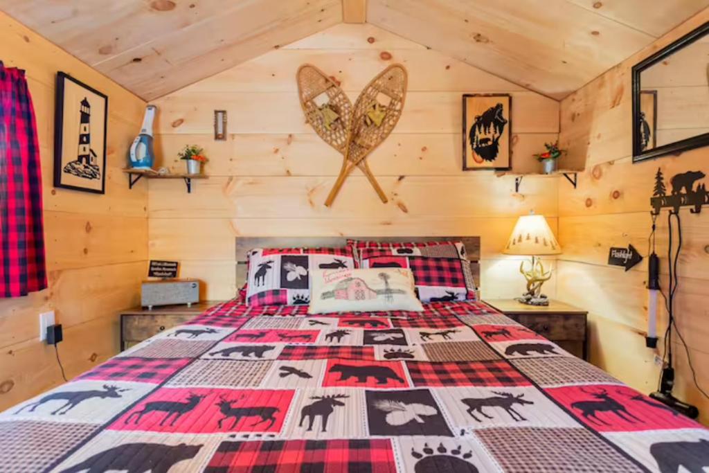 Fort EdwardShadow Hills farm的小木屋内一间卧室,配有一张床