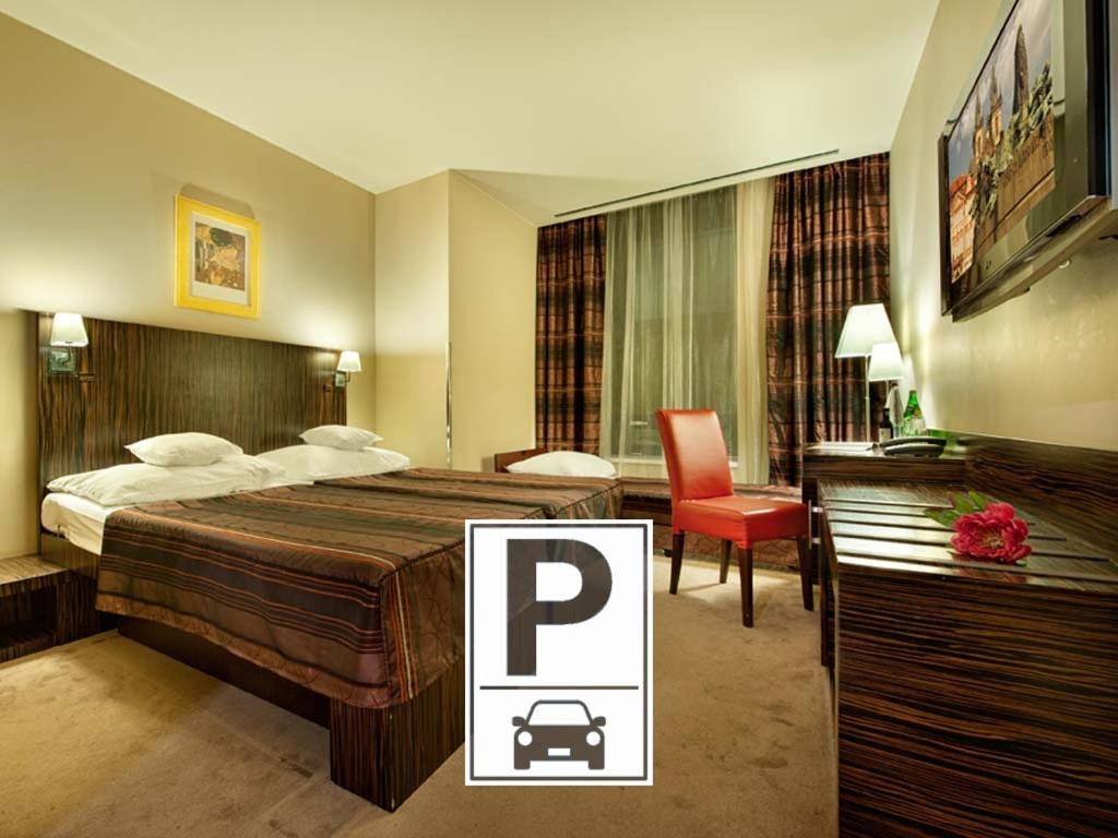 布拉格EA水晶宫酒店的酒店客房设有一张大床和一张书桌。
