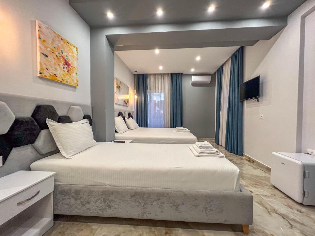 卡萨米尔Rumani 3 Islands Hotel的一间卧室配有两张床和水槽