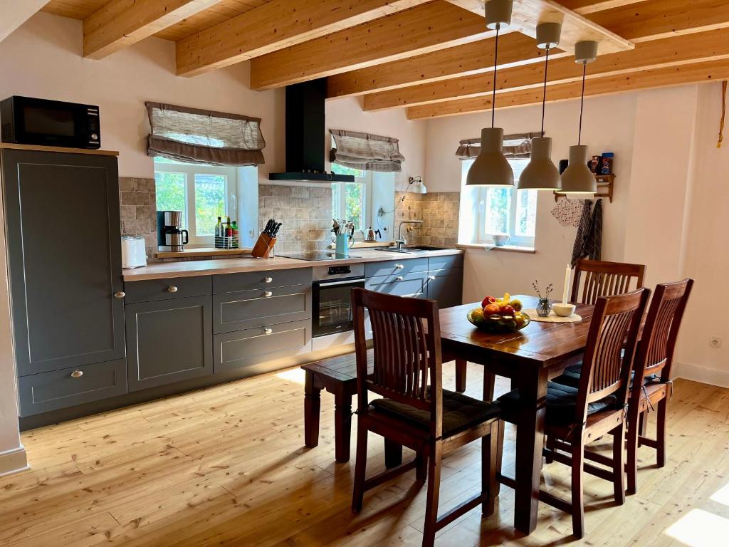 克鲁姆赫恩Haus Deichkind的厨房配有木桌和椅子