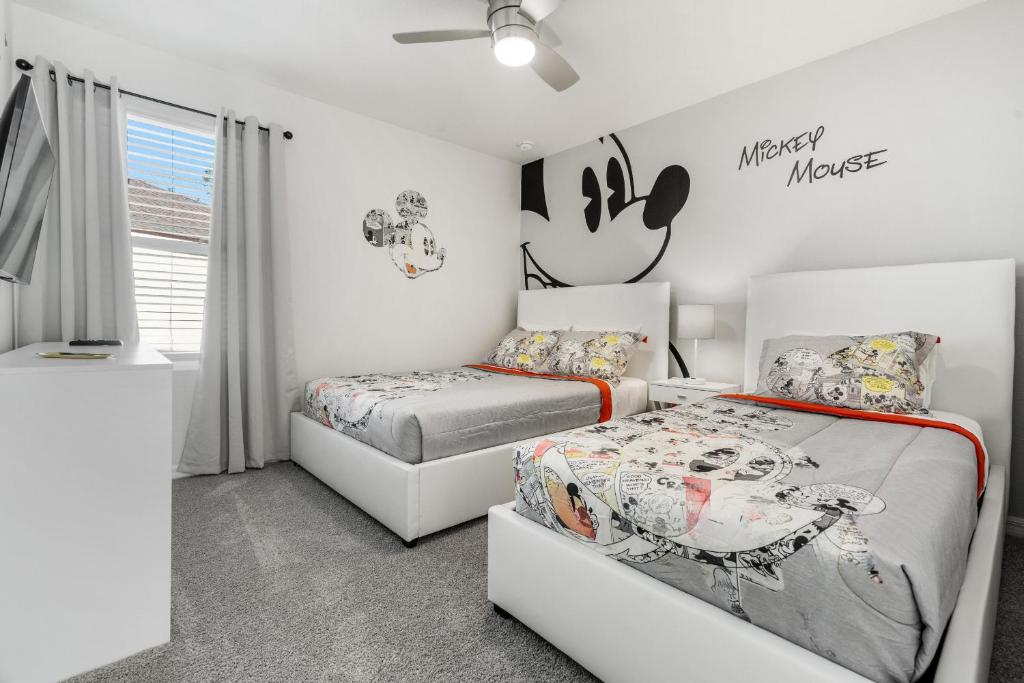 基西米Amazing Villas 20 minutes away from Disney!的一间带两张床和一张沙发的卧室