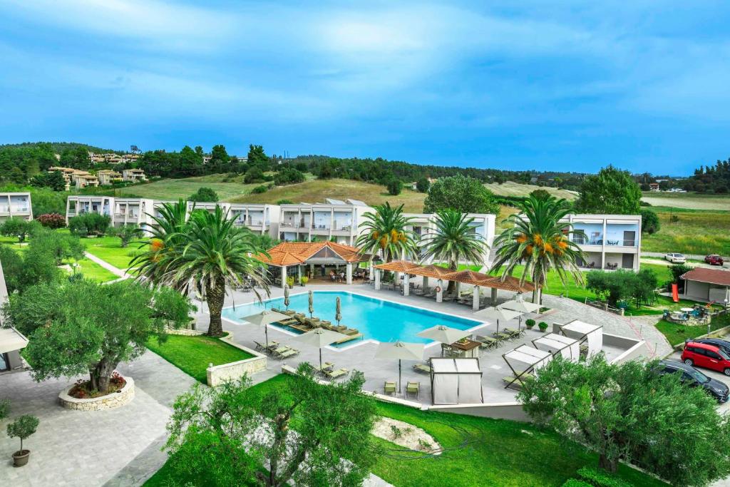 希维利Iris Hotel的享有带游泳池的度假村的空中景致