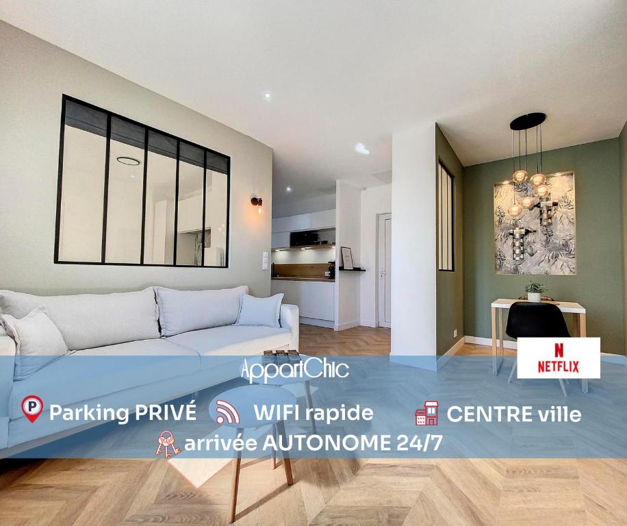 克雷翁AppartChic - appartement standing - plein Centre & Parking privé的带沙发的客厅和厨房