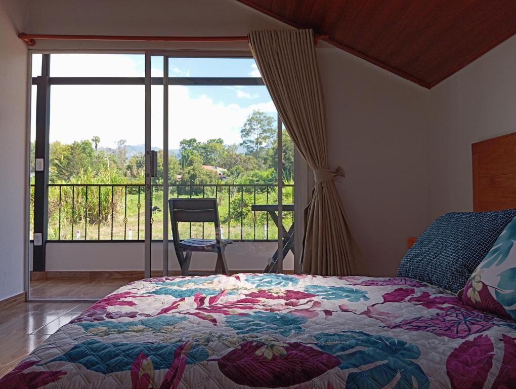 San MiguelHospedaje Rural La Fortaleza的一间卧室设有一张床,享有阳台的景色