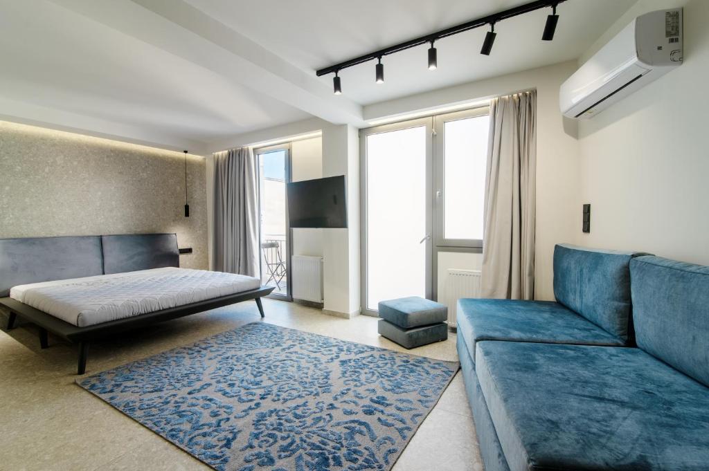 雅典Kolonaki Square Central Penthouse的客厅配有沙发和1张床